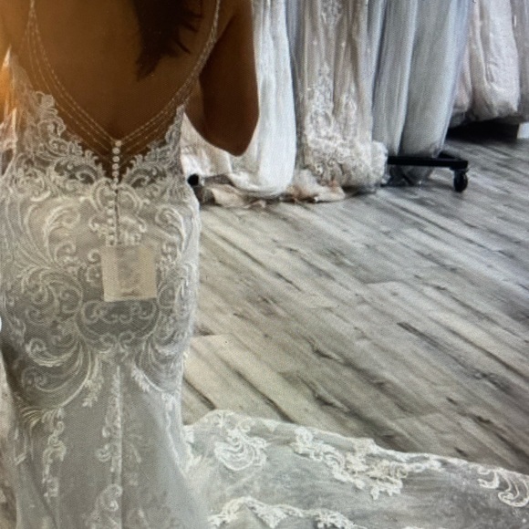 Wedding dress never worn- Essense of Australia - D2771 - Picture 4 of 7